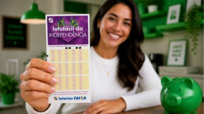 Apostadora mostra volante da Lotofácil da Independência.