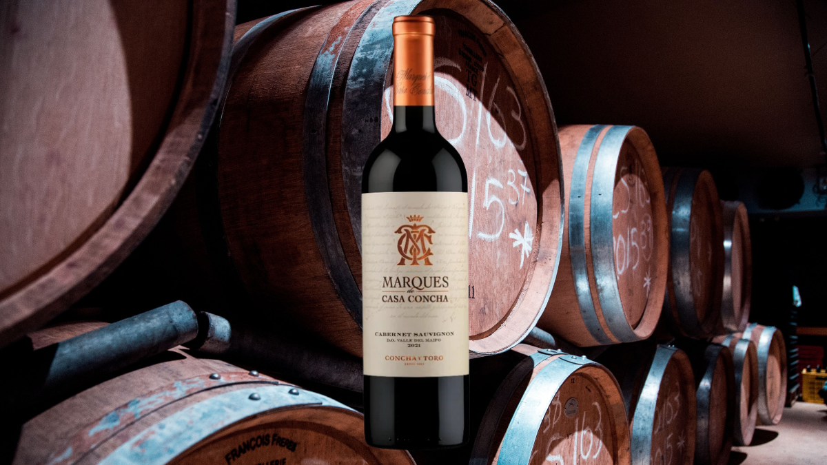 Montagem com garrafa de Cabernet Sauvignon em frente a barrica de Cabernet Sauvignon