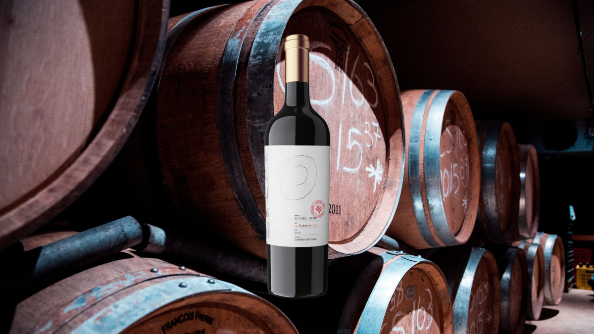 Montagem com garrafa de Cabernet Sauvignon em frente a barrica de Cabernet Sauvignon