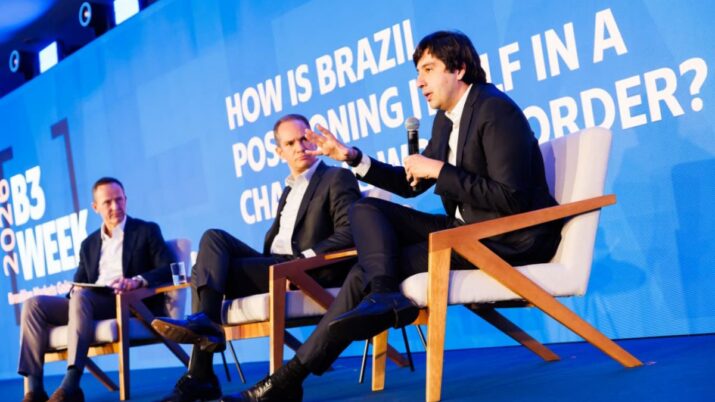 Painel de evento da B3 com Fernando Honorato (Bradesco), Diogo Guillen (Itaú Unibanco) e moderado por Chris Egan (B3). Foto: Divulgação