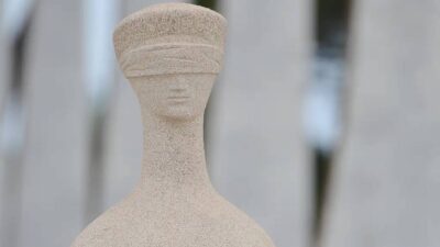Imagem de A Justiça, a escultura localizada em frente ao prédio do Supremo Tribunal Federal (STF), em Brasília