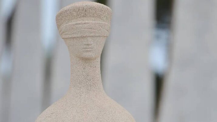 Imagem de A Justiça, a escultura localizada em frente ao prédio do Supremo Tribunal Federal (STF), em Brasília