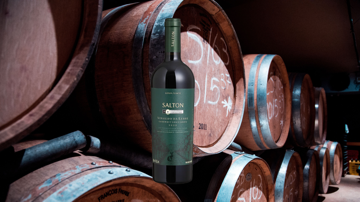Montagem com garrafa de Cabernet Sauvignon em frente a barrica de Cabernet Sauvignon