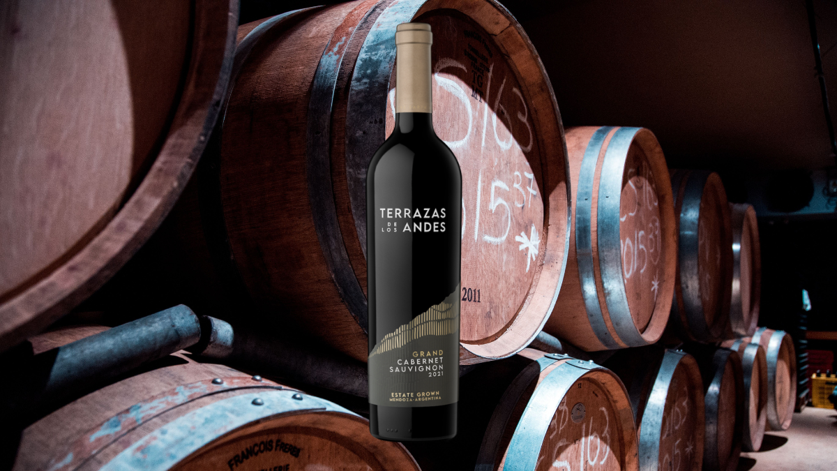 Montagem com garrafa de Cabernet Sauvignon em frente a barrica de Cabernet Sauvignon