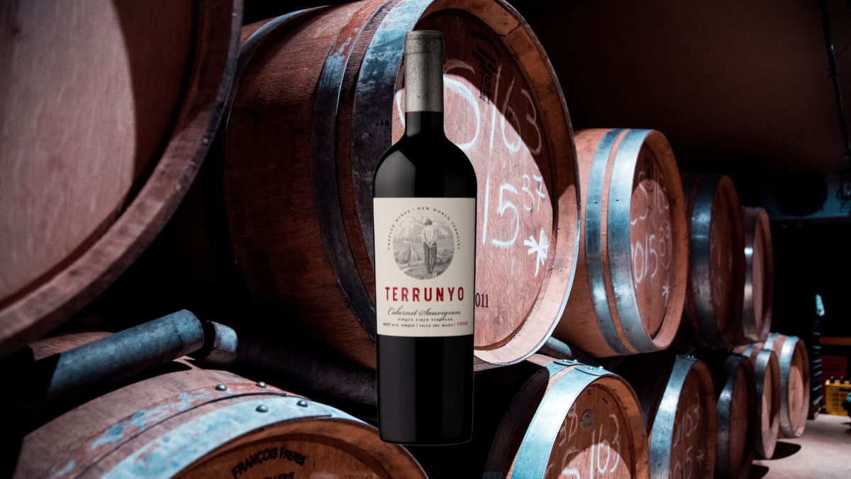 Montagem com garrafa de Cabernet Sauvignon em frente a barrica de Cabernet Sauvignon