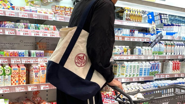 Sacola da rede de supermercados Trader Joe's virou item de moda fora dos EUA