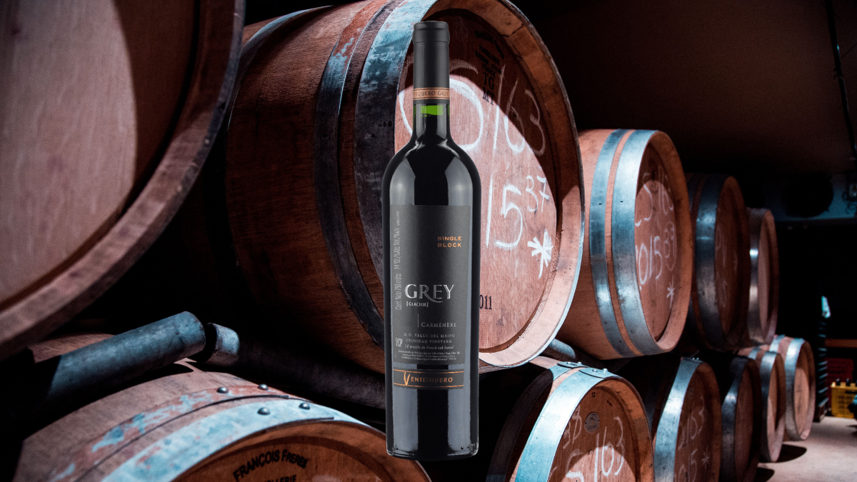 Montagem com garrafa de Cabernet Sauvignon em frente a barrica de Cabernet Sauvignon
