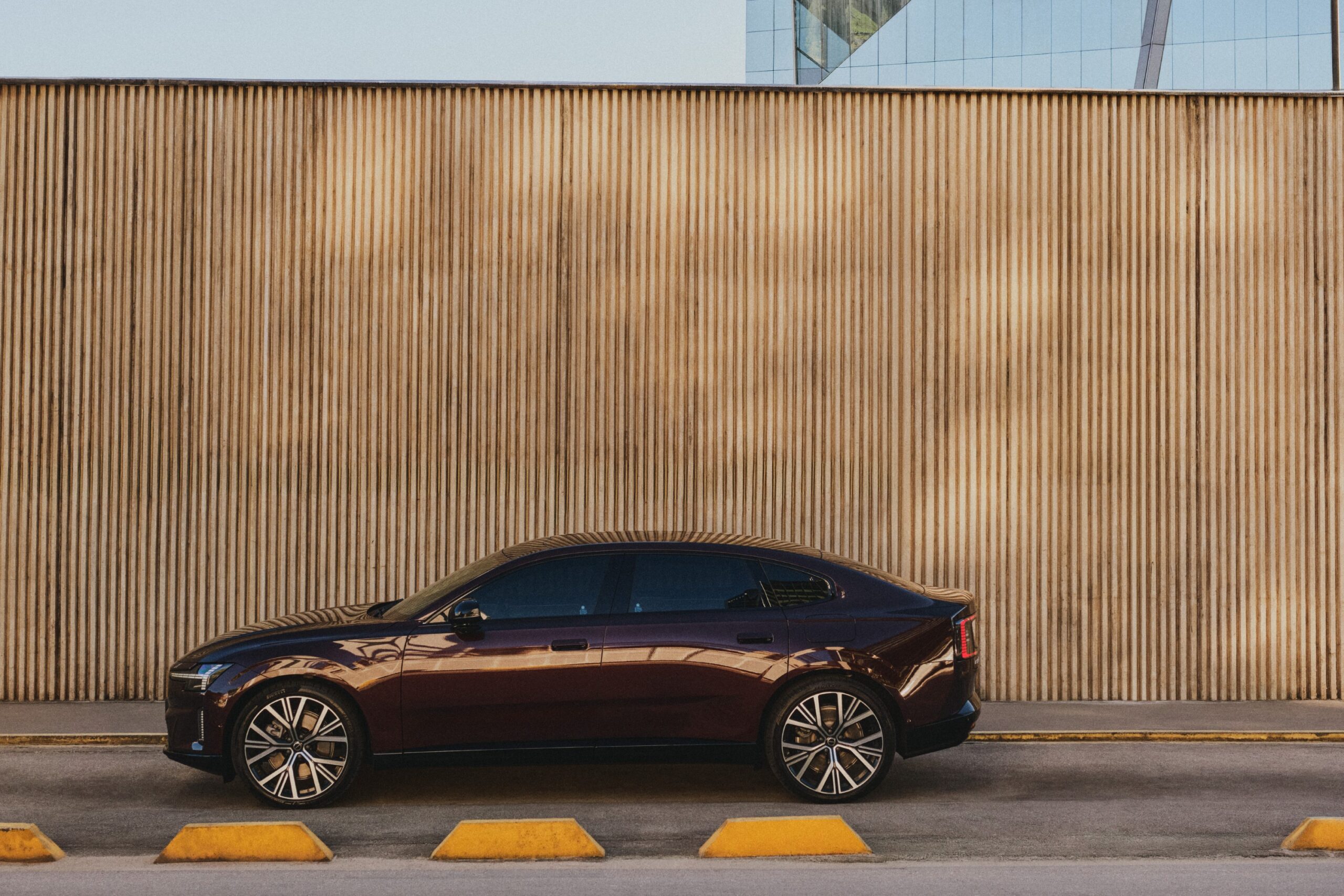 Volvo ES90 visto de lado