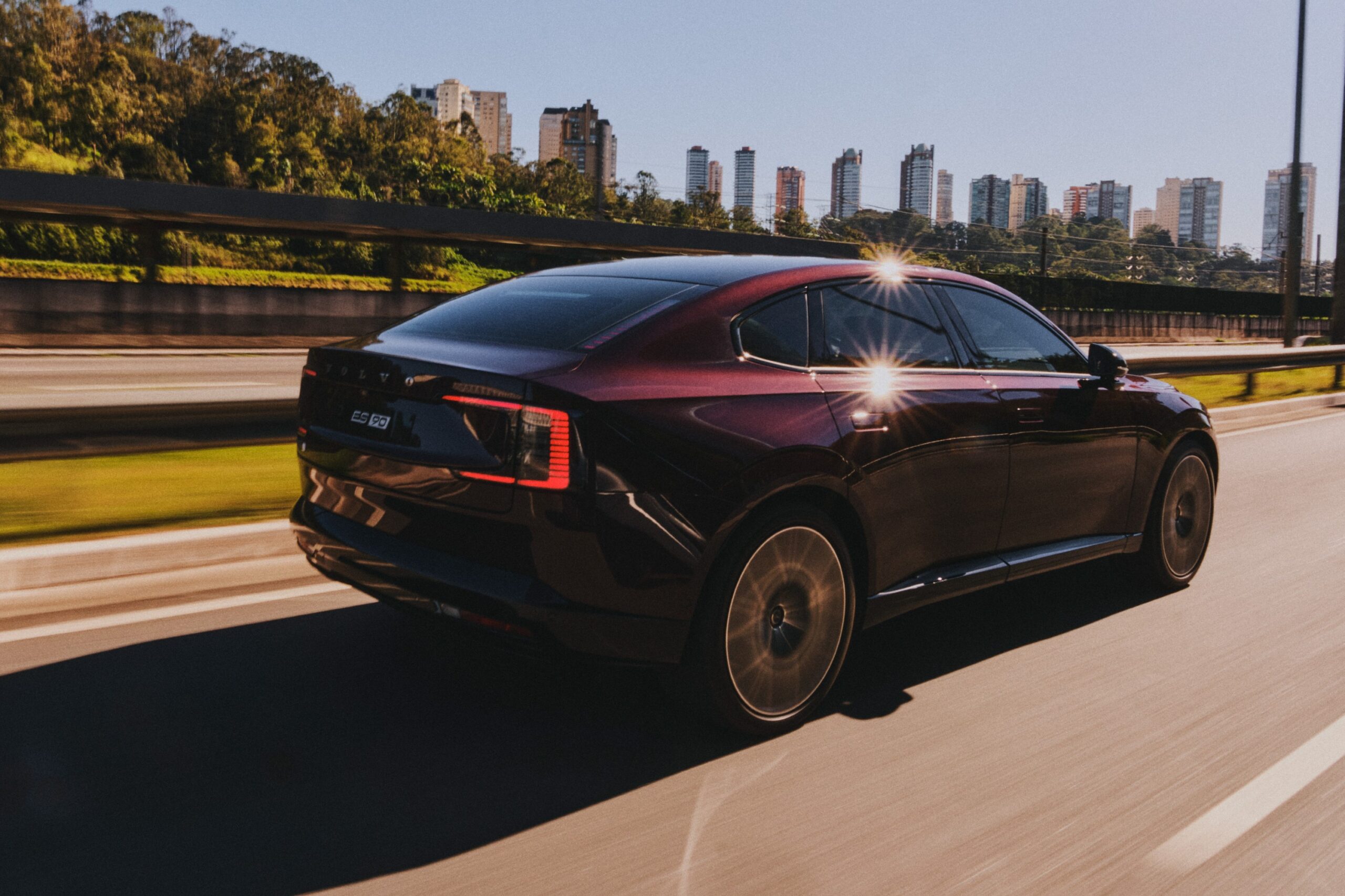 Volvo ES90 visto de trás