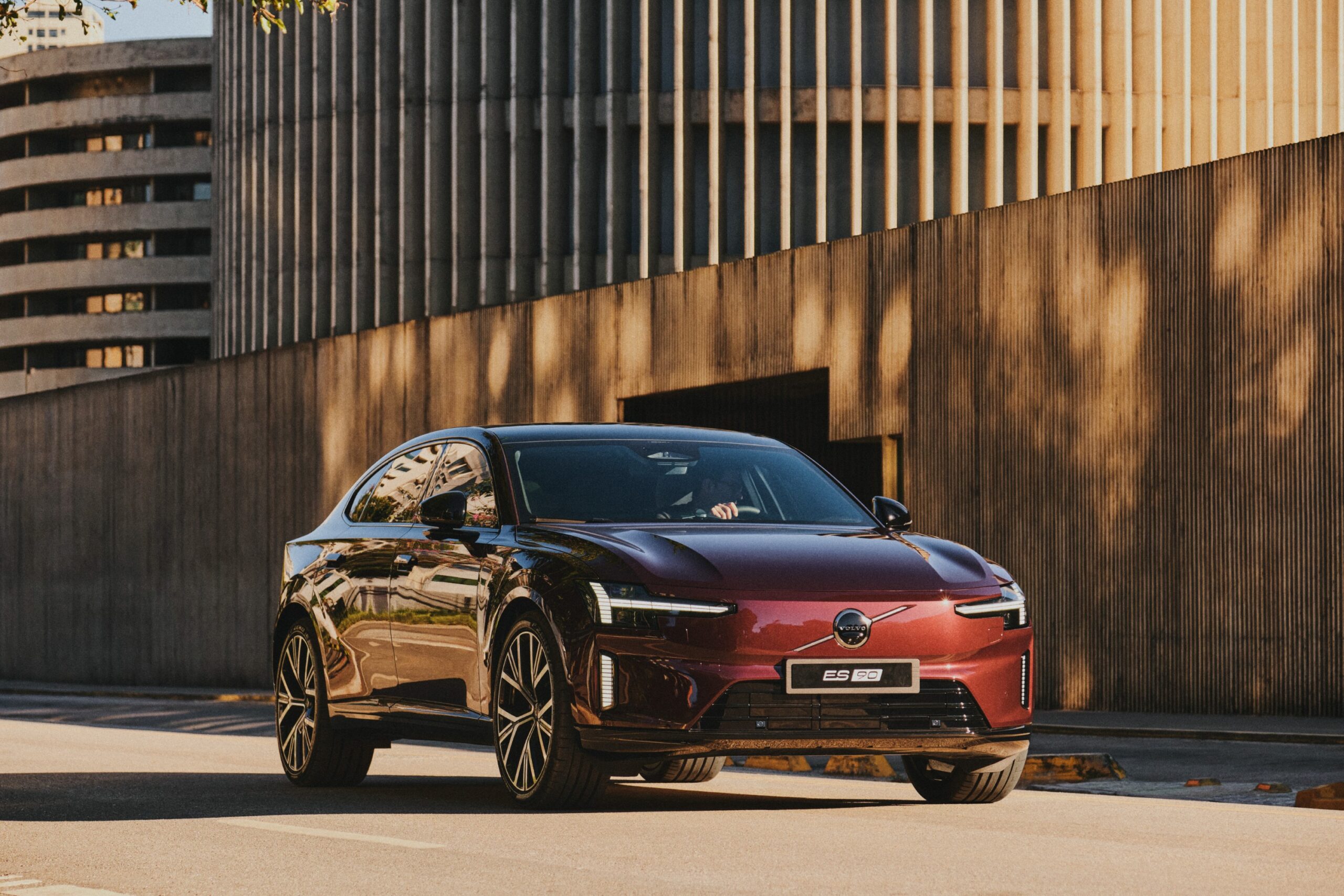 Volvo ES90 visto de frente