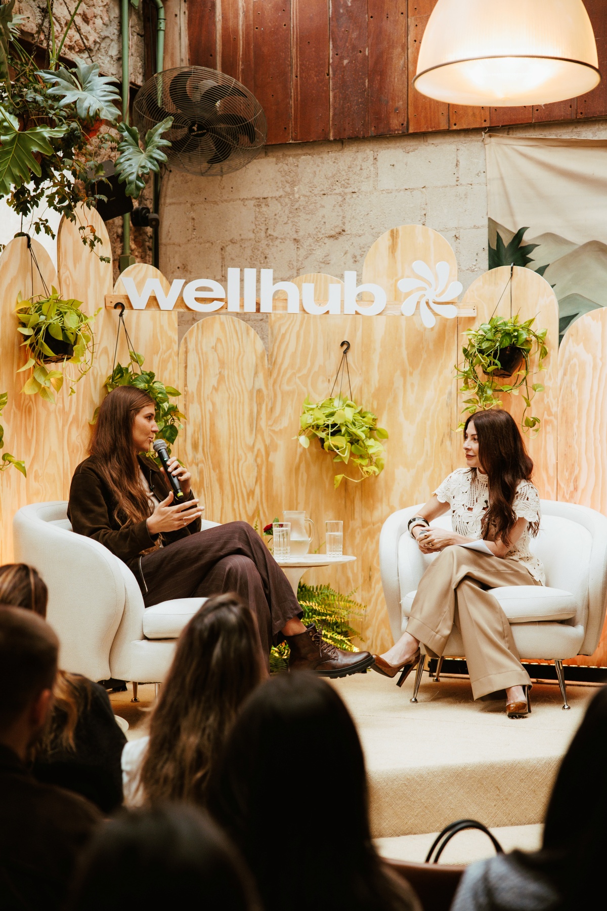 Bia Haddad e Ana Paula Padrão sentadas em sofá lado a lado