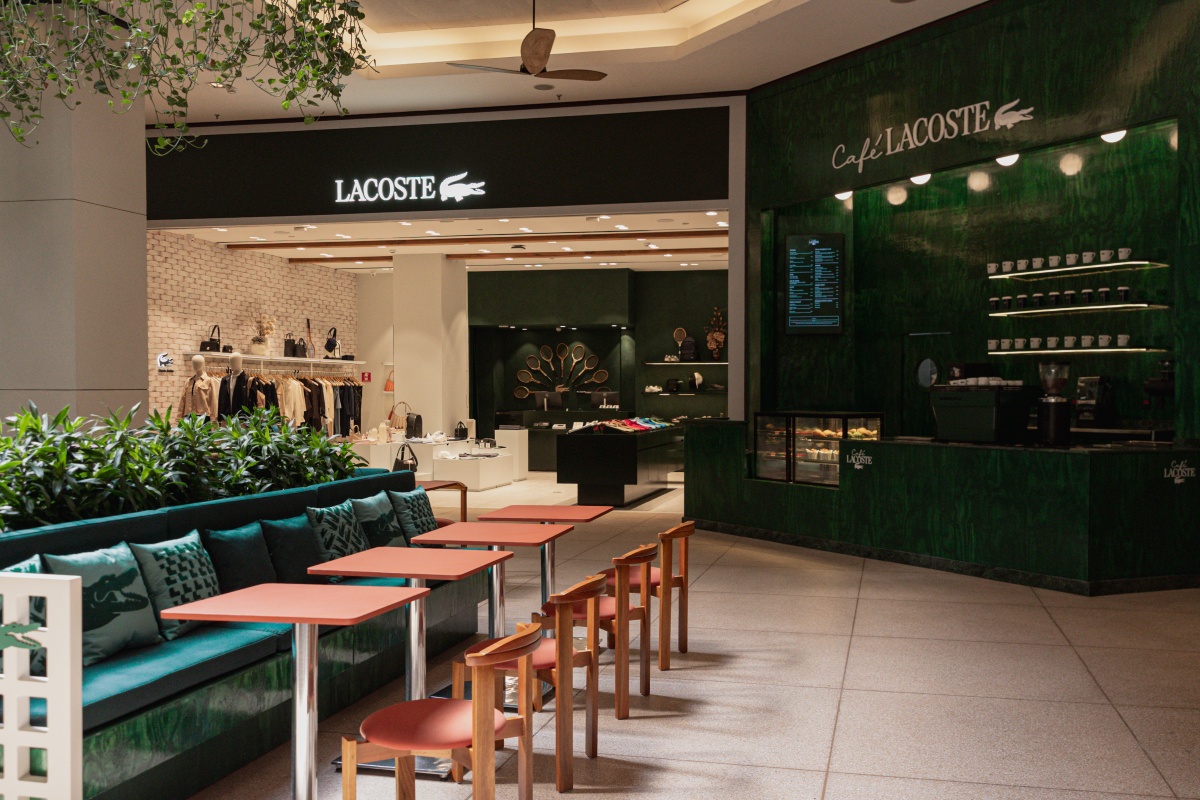 café lacoste por fora, ao lado de loja da grife