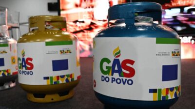 Botijões de gás de cozinha do programa Gás do Povo em destaque, com identidade visual do governo federal, representando benefício social para recarga gratuita de gás de cozinha destinado a famílias de baixa renda.