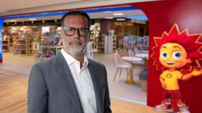 hector nunez ceo grupo ri happy e, ao fundo, fachada da loja do morumbi