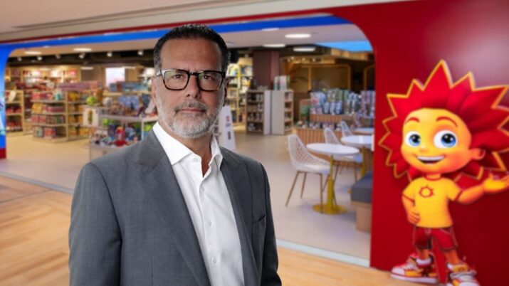 hector nunez ceo grupo ri happy e, ao fundo, fachada da loja do morumbi