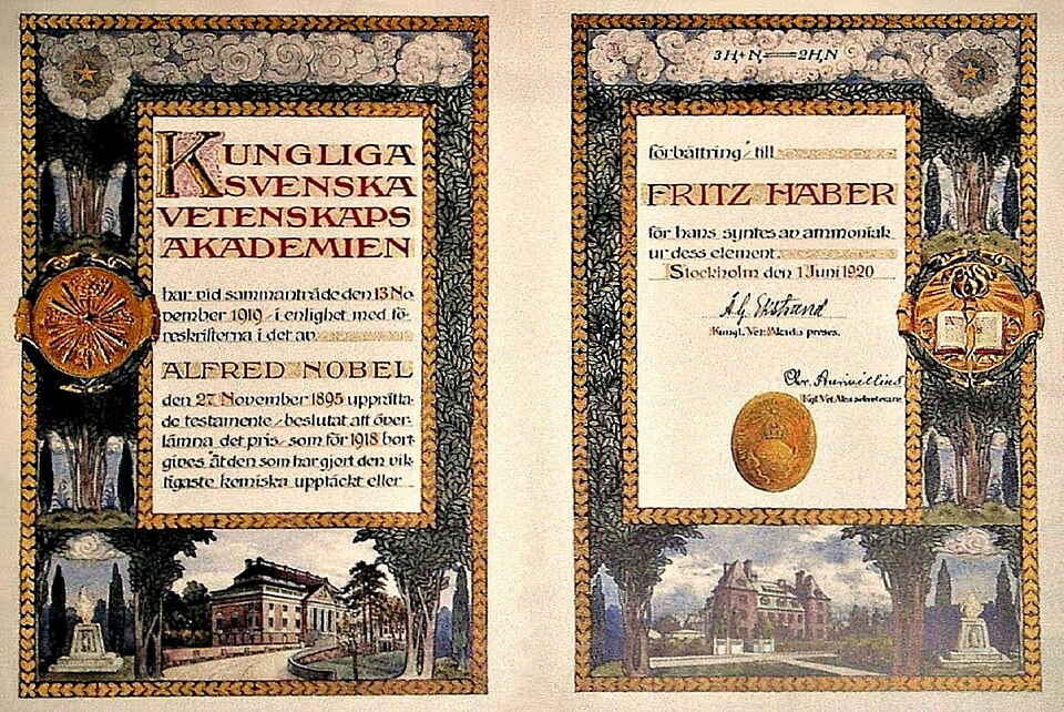 Foto de uma cópia do diploma do Prêmio Nobel de Química concedido a Fritz Haber em 1918. A cópia faz parte da exposição no Museu da Universidade de Wroclaw.