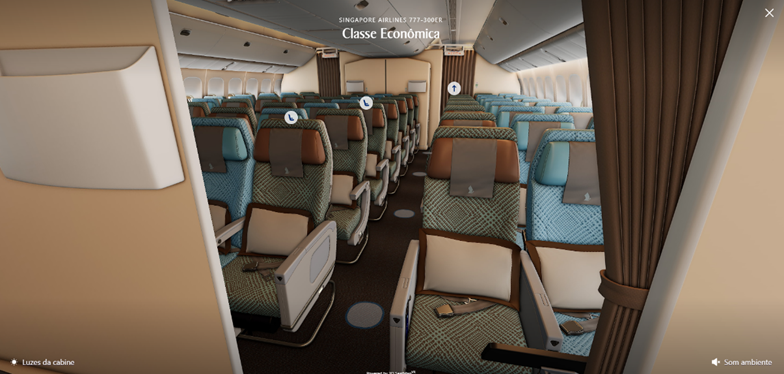 Interior da classe econômica da Singapore Airlines, com fileiras de assentos, apoios de cabeça e corredor central da aeronave.