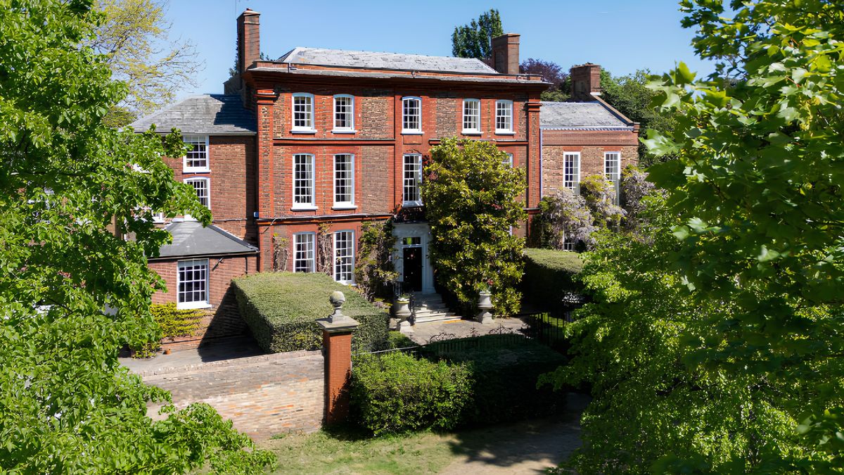 Mansão ligada à Princesa Diana à venda em Londres por R$ 174 milhões, com jardins históricos e arquitetura preservada