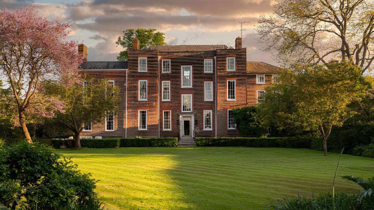 Mansão ligada à Princesa Diana à venda em Londres por R$ 174 milhões, com jardins históricos e arquitetura preservada