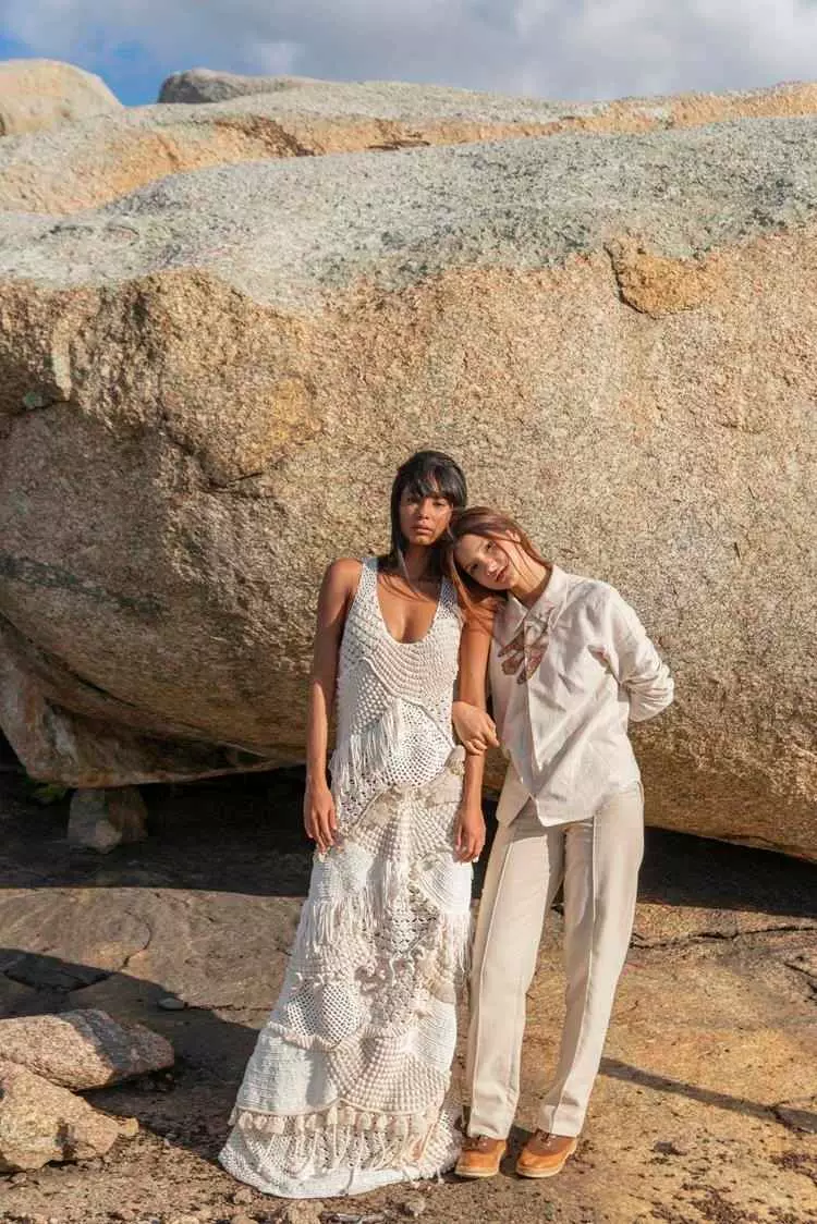 duas modelos com peças brancas