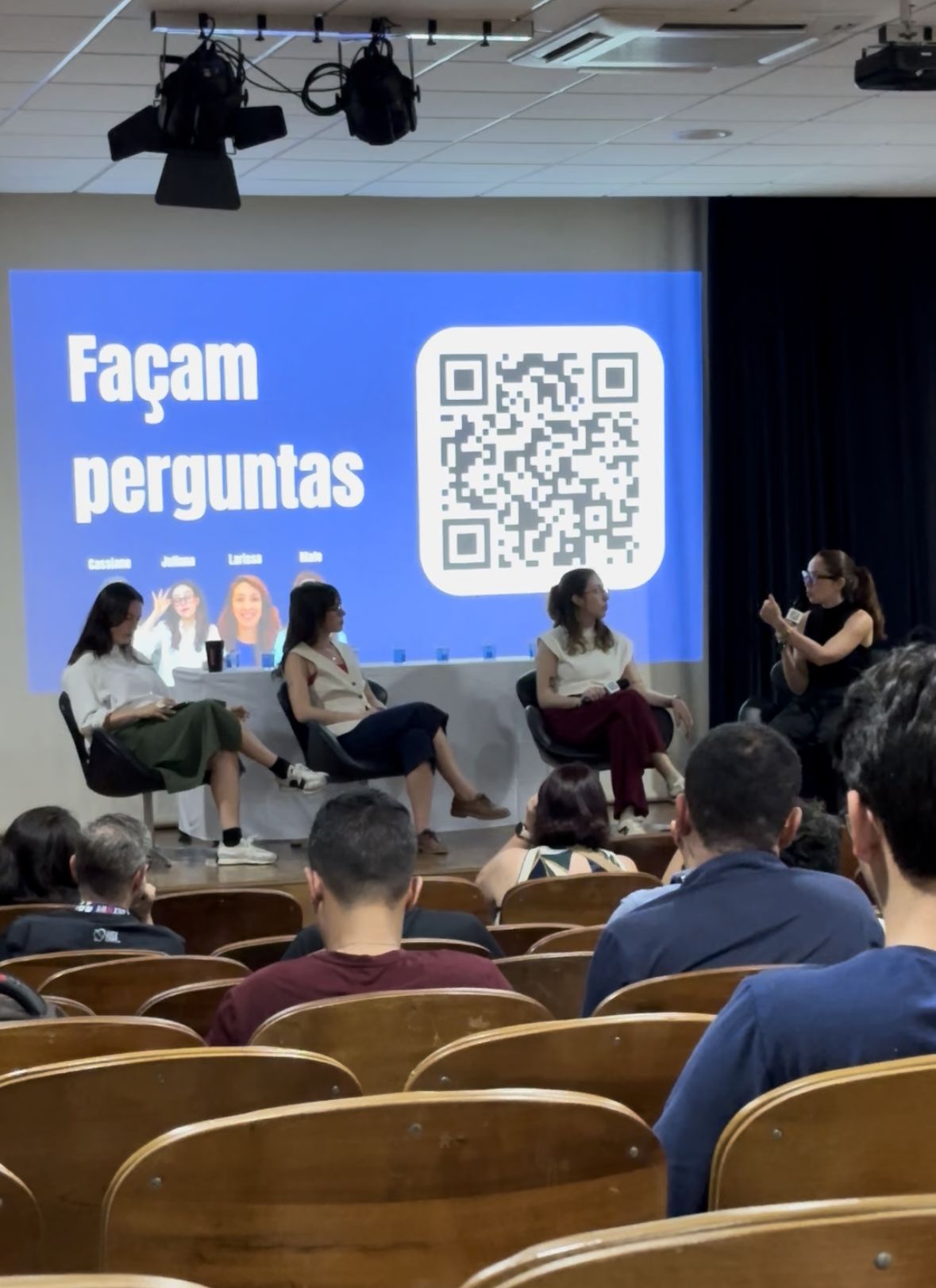 Painel de inteligência artificial na carreira no evento Hacktown 2026