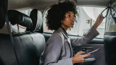 passageira dentro de um carro de aplicativo, uber, 99