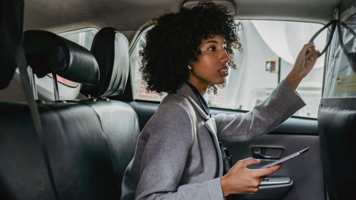 passageira dentro de um carro de aplicativo, uber, 99