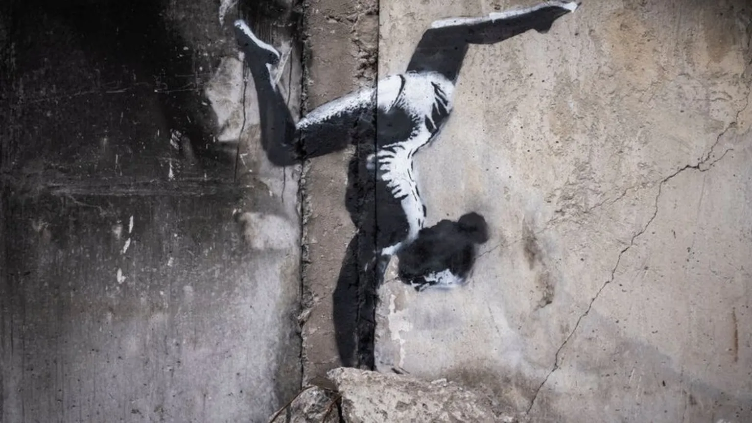 Obra de Banksy em muro na Ucrânia