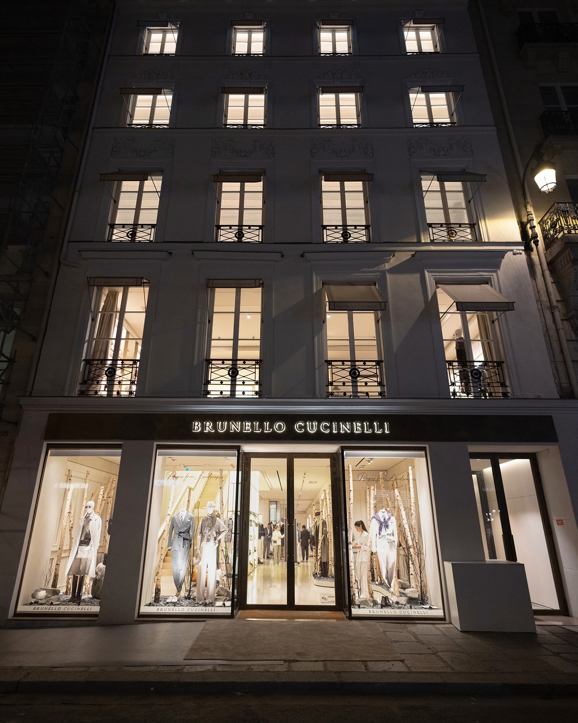 Fachada da loja da Brunello Brunello Cucinelli na Rue Saint-Honoré, em Paris