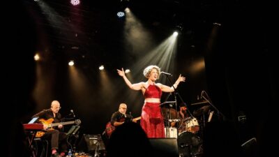 Cantora no palco