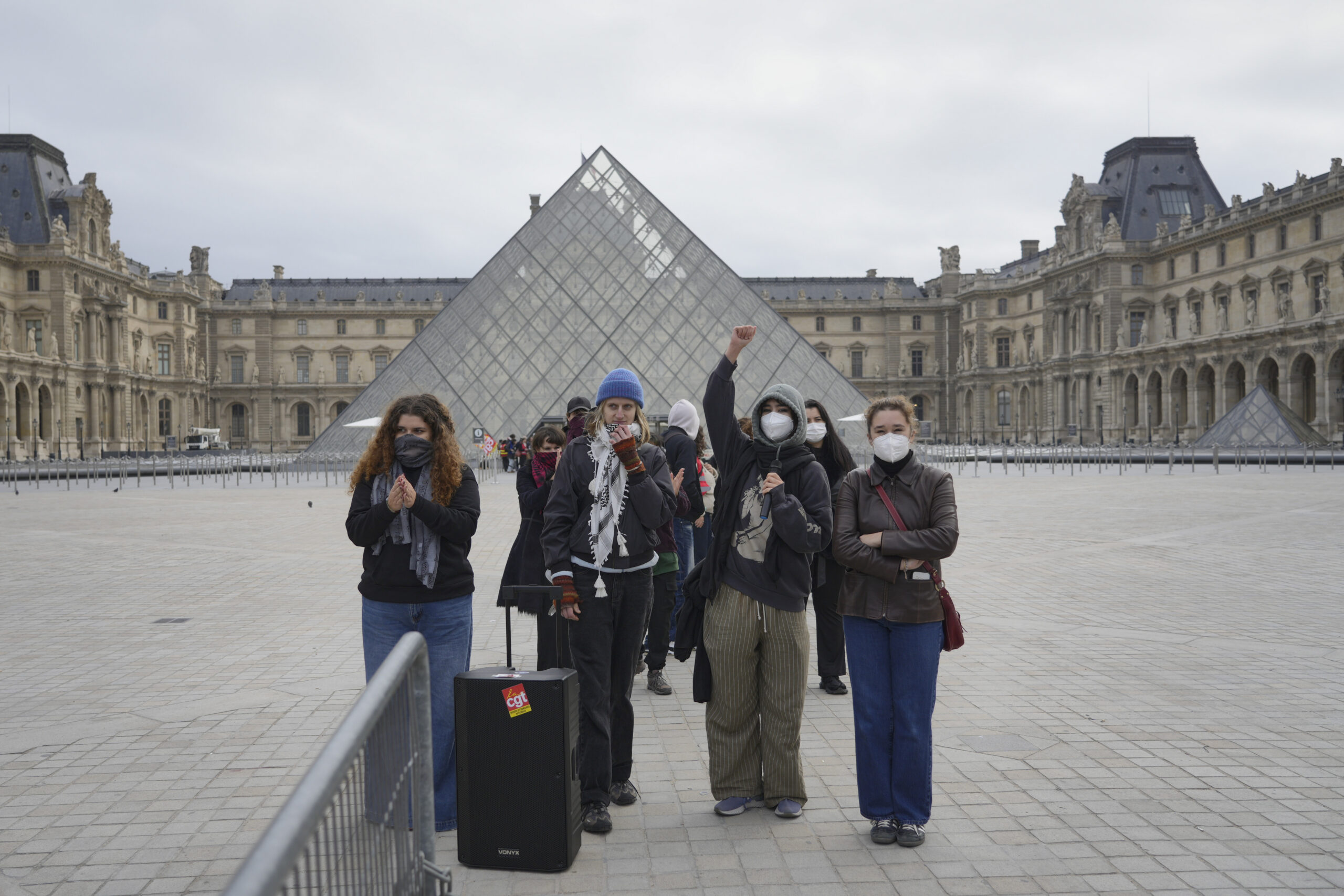 Jovens protestam em frente ao Museu do Louvre, em Paris