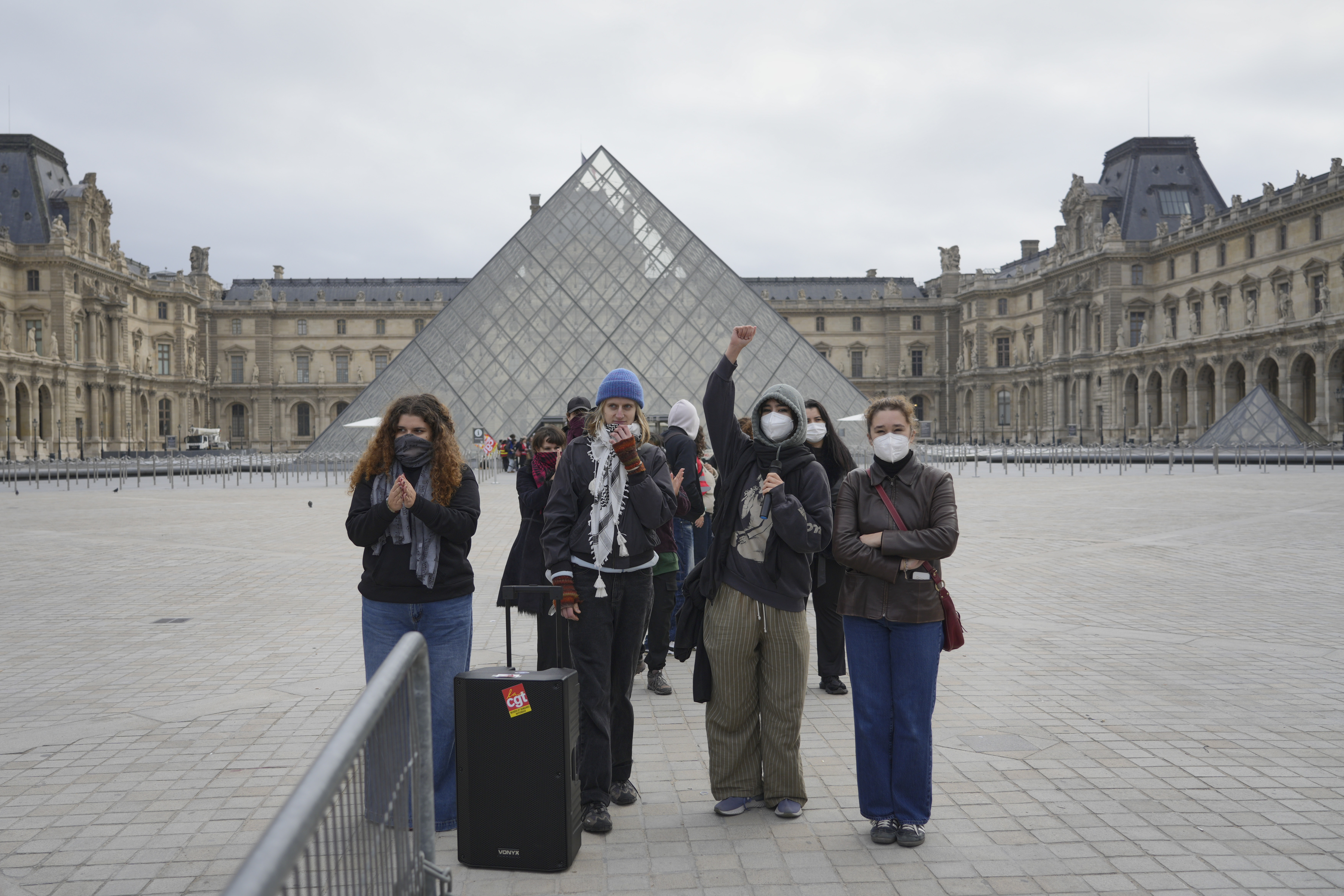 Jovens protestam em frente ao Museu do Louvre, em Paris
