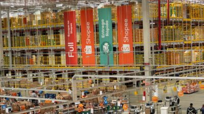 Interior de centro de distribuição da Shopee em Franco da Rocha (SP).