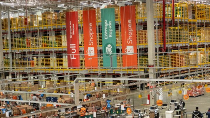 Interior de centro de distribuição da Shopee em Franco da Rocha (SP).