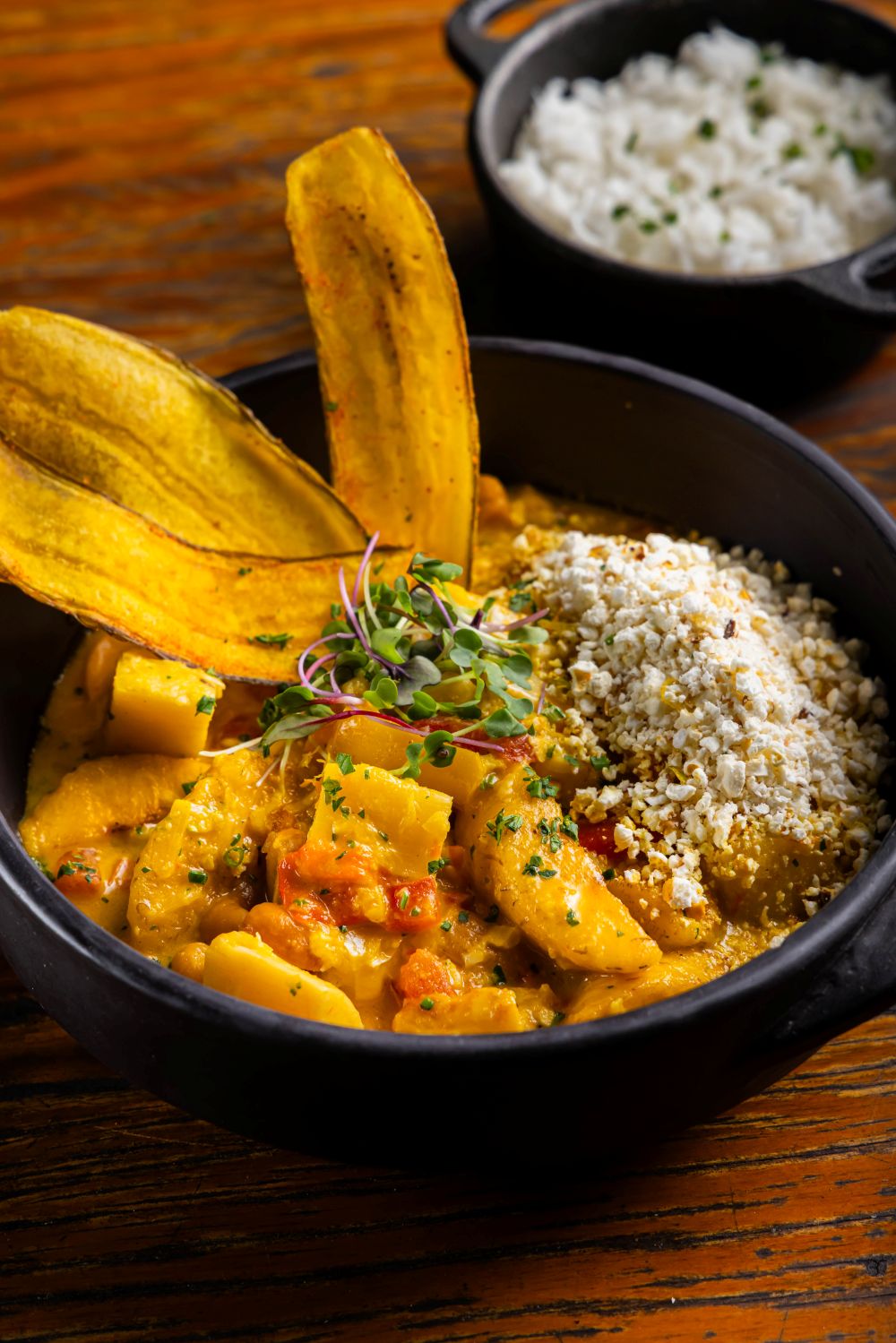 Moqueca de banana da terra com farofa de pipoca