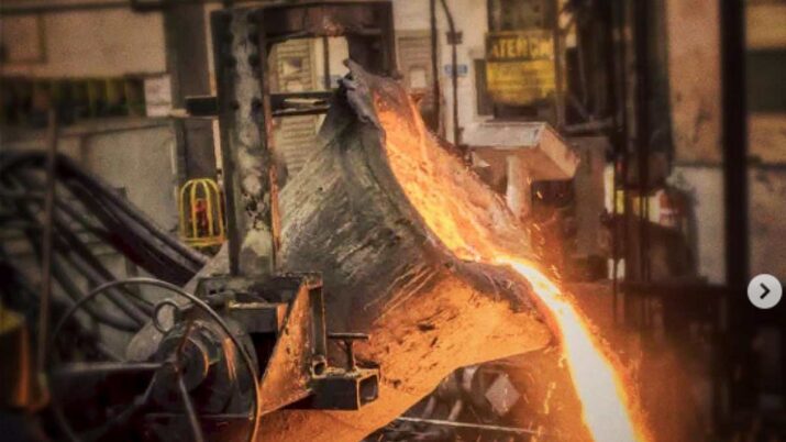 Caldeirão jorrando com cobre derretido
