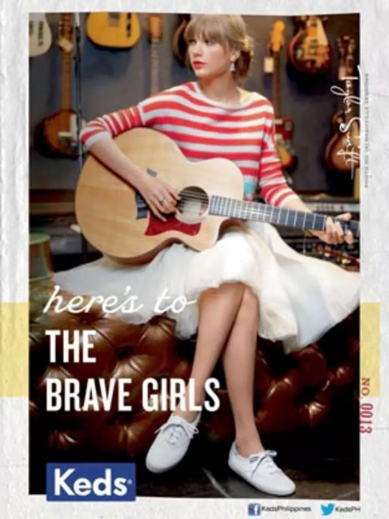 Mulher sentada em um sofá segurando um violão, com o logo Keds e a frase "the brave girls" na imagem.