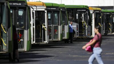 Fila de ônibus parados em garagem