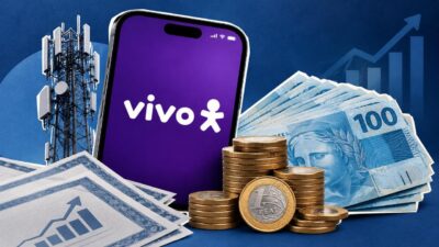 Smartphone com logo da Vivo, antena de telecomunicações, notas de real e pilhas de moedas sobre fundo azul