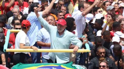 Lula em campanha durante ato em seu favor
