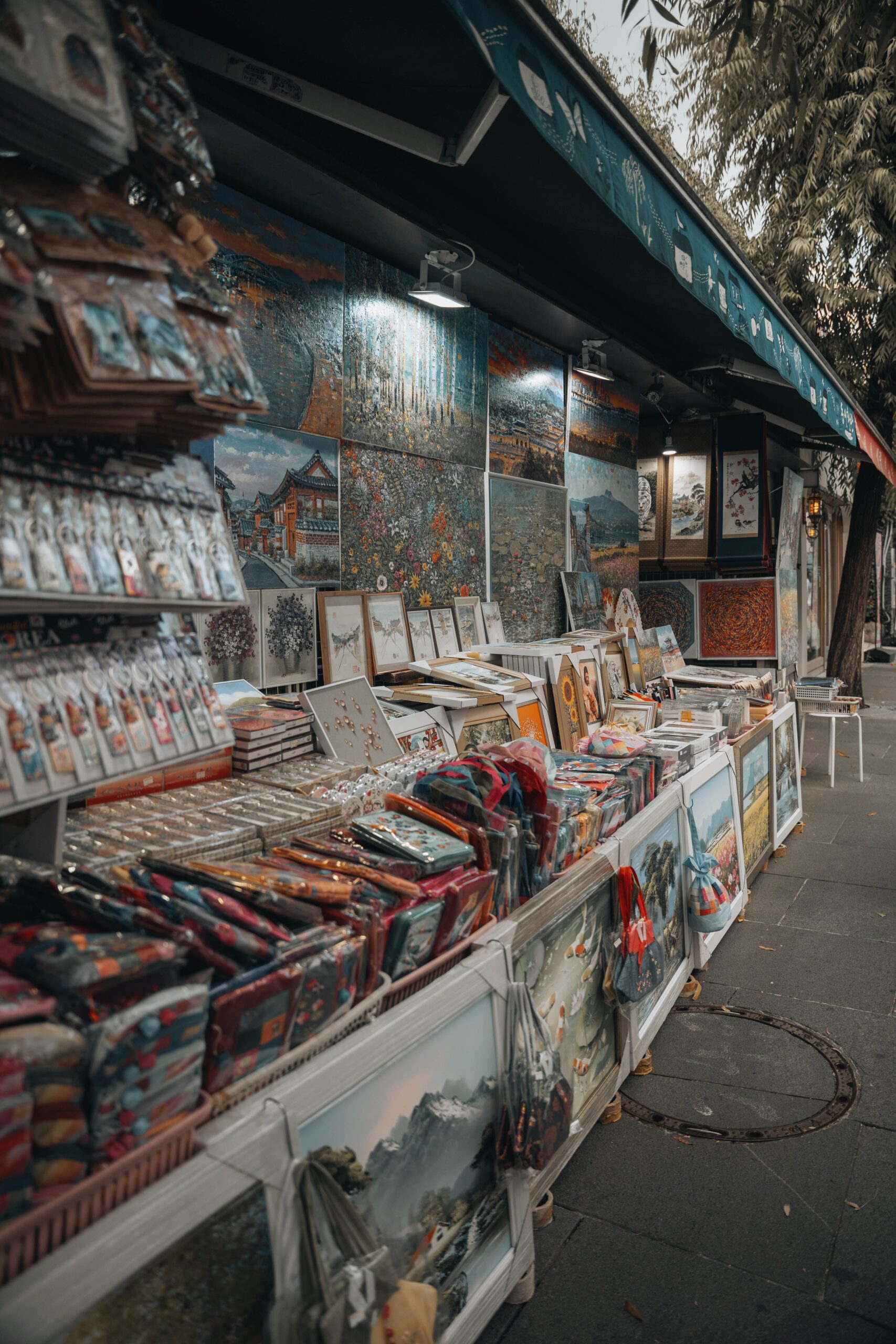 Banca com artigos de arte e souvenirs na Coreia do Sul