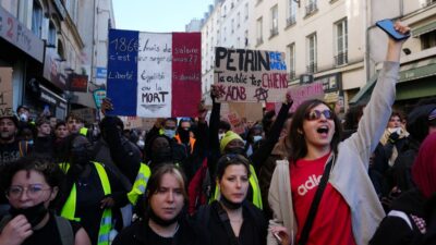 Manifestantes marcham a partir da Place de la République durante os mais recentes protestos estudantis, em 17 de outubro de 2026, em Paris, França. "Coletes Amarelos" se uniram a manifestantes de escolas francesas para um fim de semana de mobilização.