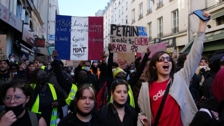 Manifestantes marcham a partir da Place de la République durante os mais recentes protestos estudantis, em 17 de outubro de 2026, em Paris, França. "Coletes Amarelos" se uniram a manifestantes de escolas francesas para um fim de semana de mobilização.