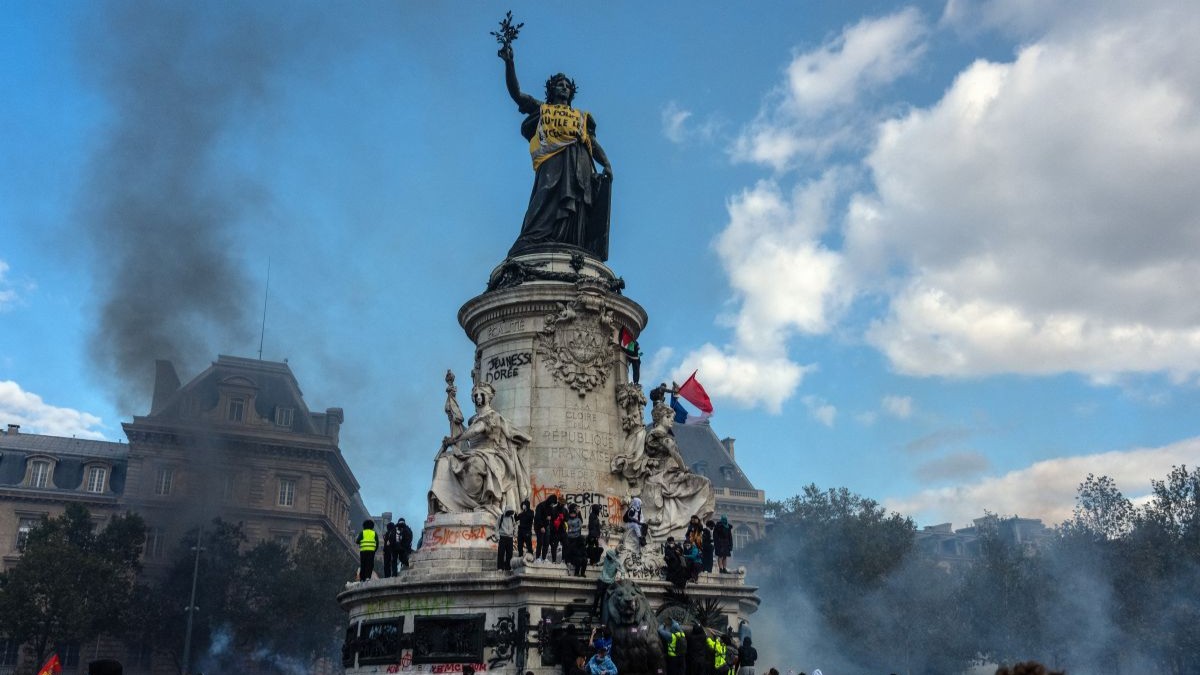 Um colete amarelo é visto sobre a estátua de Marianne, no Monumento à República (Monument à la République), durante manifestações em 17 de outubro de 2026, em Paris, França. "Coletes Amarelos" se uniram a manifestantes de escolas francesas para um fim de semana de mobilização.