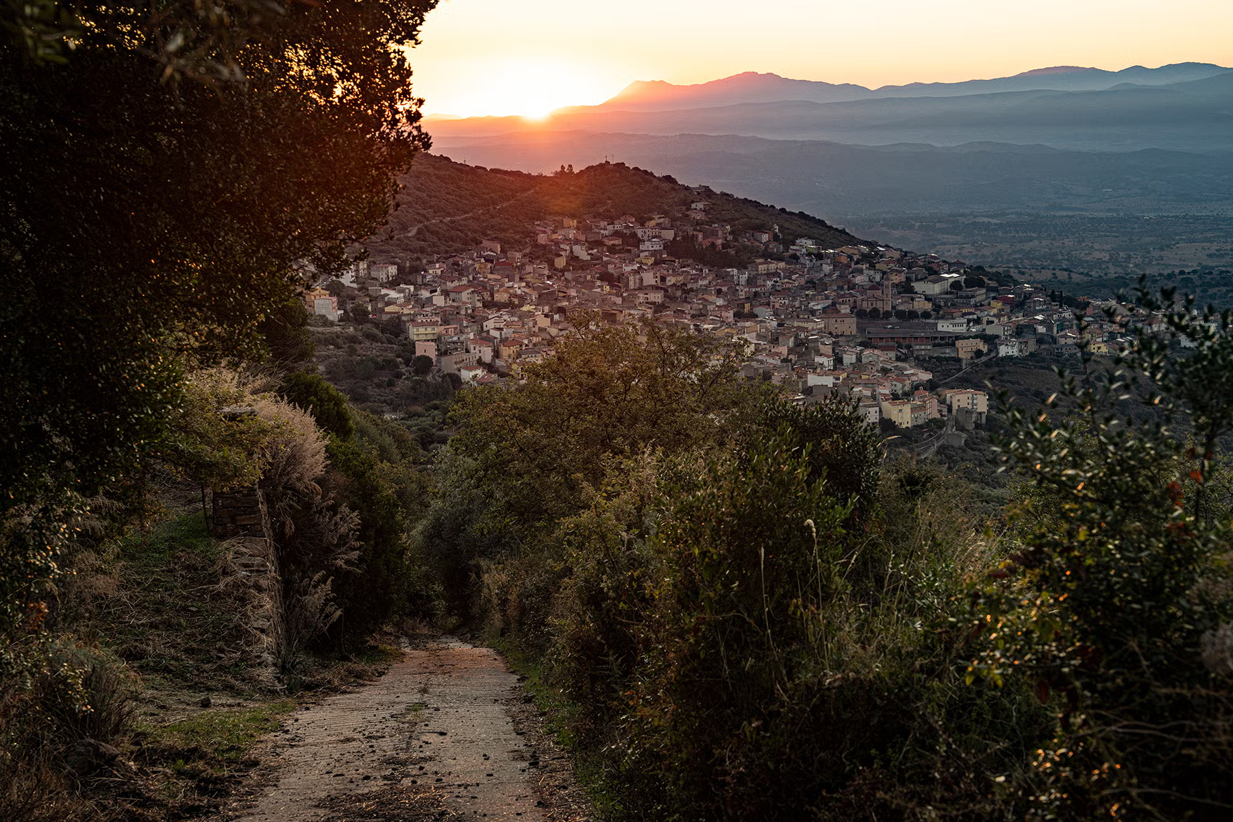 Pôr do sol em Bolotana, vilarejo da longevidade na Itália
